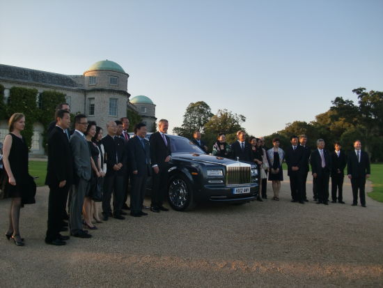 中國企業(yè)家造訪英國名車勞斯萊斯總部。(圖片來源：新浪財經(jīng))
