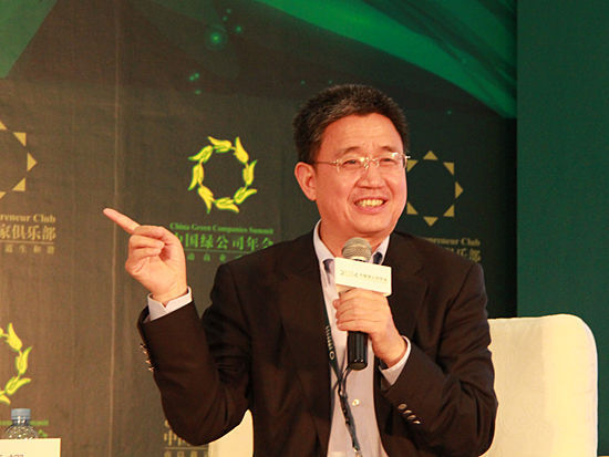 　2014中國(guó)綠公司年會(huì)“改變的年代：現(xiàn)實(shí)與遠(yuǎn)見”于20日至22日在廣西南寧舉行，圖為北京師范大學(xué)中國(guó)公益研究院院長(zhǎng)王振耀在《趨勢(shì)對(duì)話：企業(yè)家精神和制度公益》論壇現(xiàn)場(chǎng)。(圖片來(lái)源：新浪財(cái)經(jīng) 劉海偉 攝)