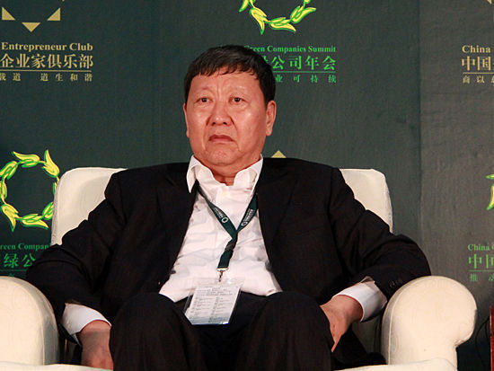 　2014中國(guó)綠公司年會(huì)“改變的年代：現(xiàn)實(shí)與遠(yuǎn)見(jiàn)”于20日至22日在廣西南寧舉行，圖為蒙牛集團(tuán)創(chuàng)始人、老?；饎?chuàng)始人、名譽(yù)會(huì)長(zhǎng)牛根生在《趨勢(shì)對(duì)話：企業(yè)家精神和制度公益》論壇現(xiàn)場(chǎng)。(圖片來(lái)源：新浪財(cái)經(jīng) 劉海偉 攝)