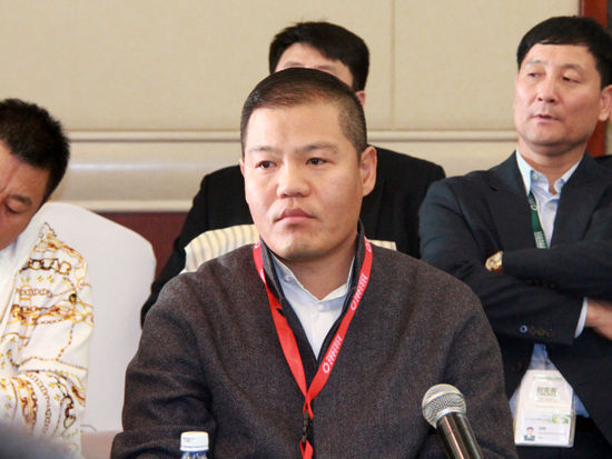 “2015中國綠公司年會”于4月20日在沈陽舉行。上圖為邢臺德龍鋼鐵實業(yè)有限公司董事長丁立國。(圖片來源：新浪財經(jīng)劉海偉 攝)
