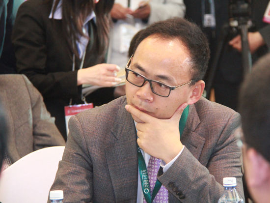 “2015中國(guó)綠公司年會(huì)”于4月20日在沈陽(yáng)舉行。上圖為浙江建龍控股集團(tuán)有限公司董事長(zhǎng)的張偉祥。(圖片來(lái)源：新浪財(cái)經(jīng)劉海偉 攝)