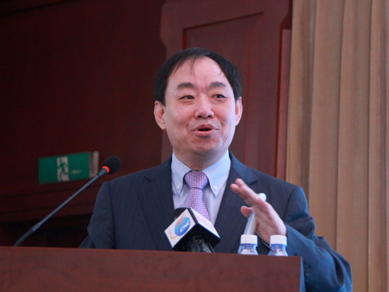 “2015中國(guó)綠公司年會(huì)”于4月20日在沈陽(yáng)舉行。上圖為新奧集團(tuán)股份有限公司董事局主席王玉鎖。(圖片來(lái)源：新浪財(cái)經(jīng) 劉海偉 攝)