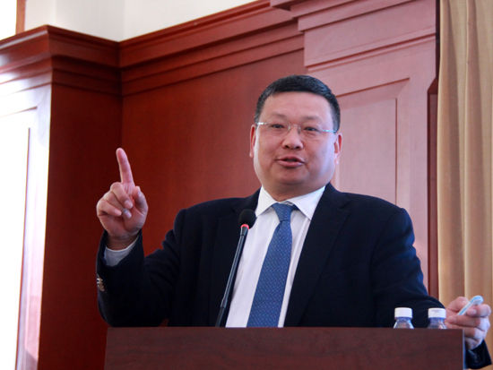 “2015中國(guó)綠公司年會(huì)”于4月20日-21日在沈陽舉行。上圖為長(zhǎng)江商學(xué)院創(chuàng)辦院長(zhǎng)、中國(guó)商業(yè)與全球化教授項(xiàng)兵。（圖片來源：新浪財(cái)經(jīng) 劉海偉 攝）
